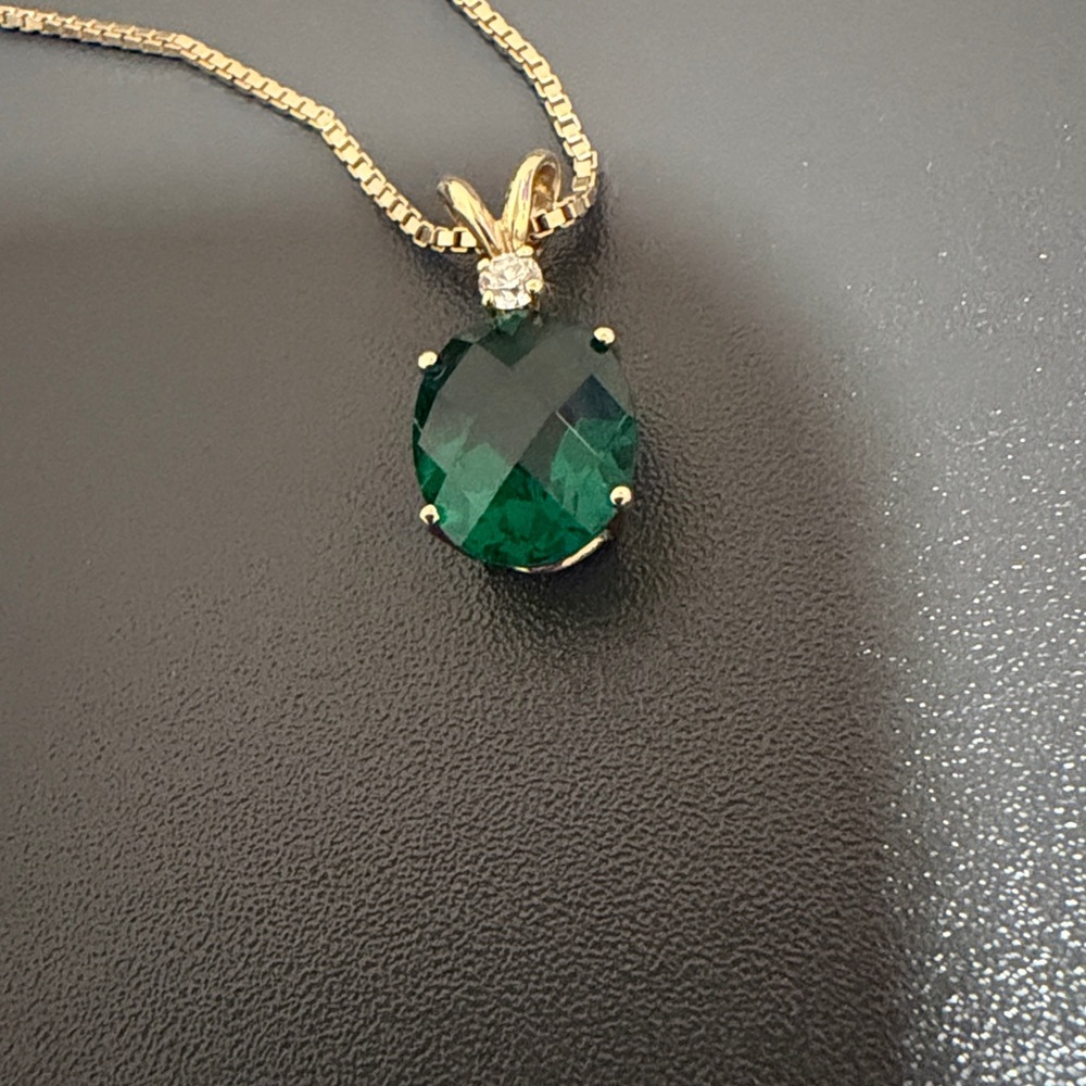 Peora emerald necklace